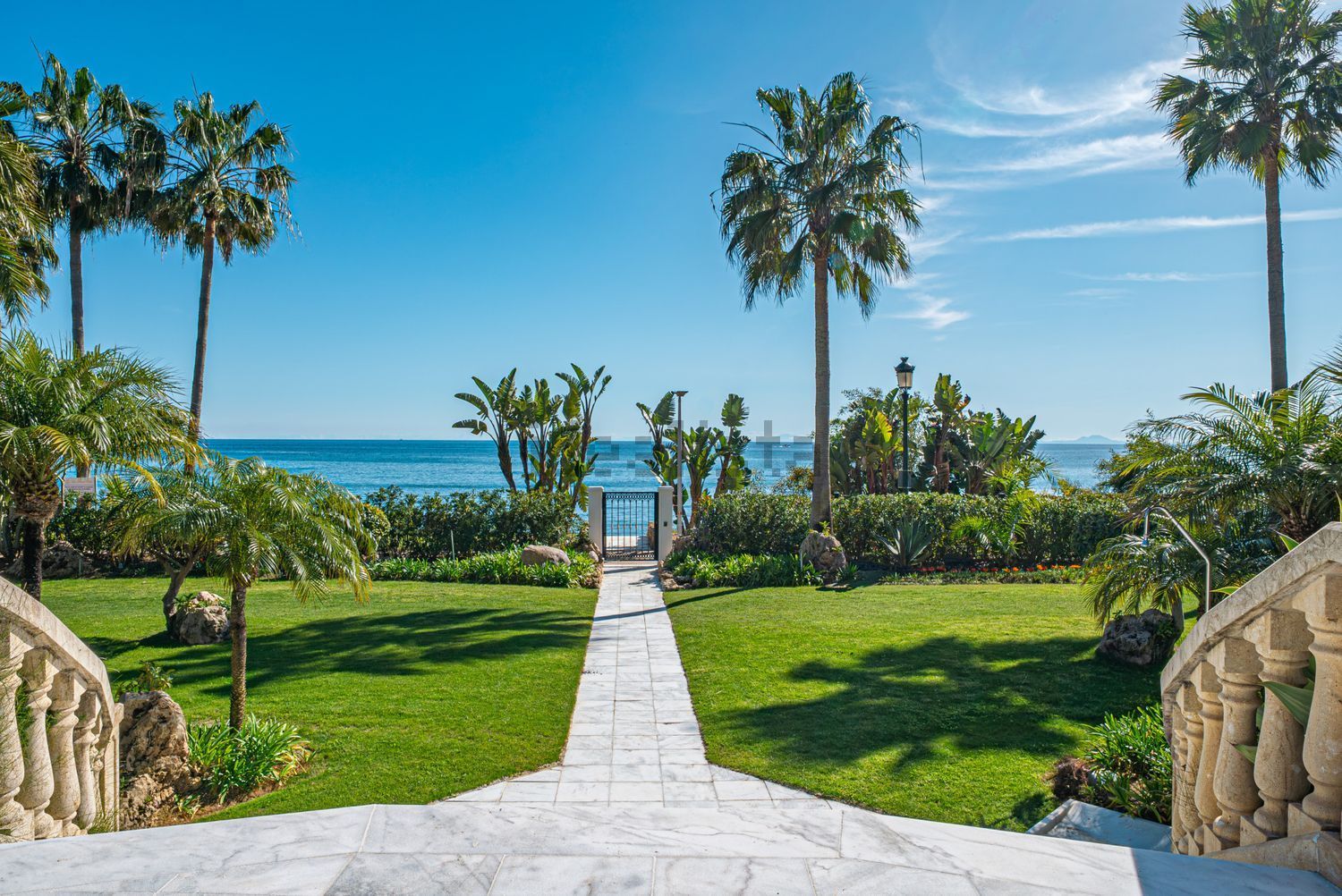 Beachfront flat in Estepona — Sea view