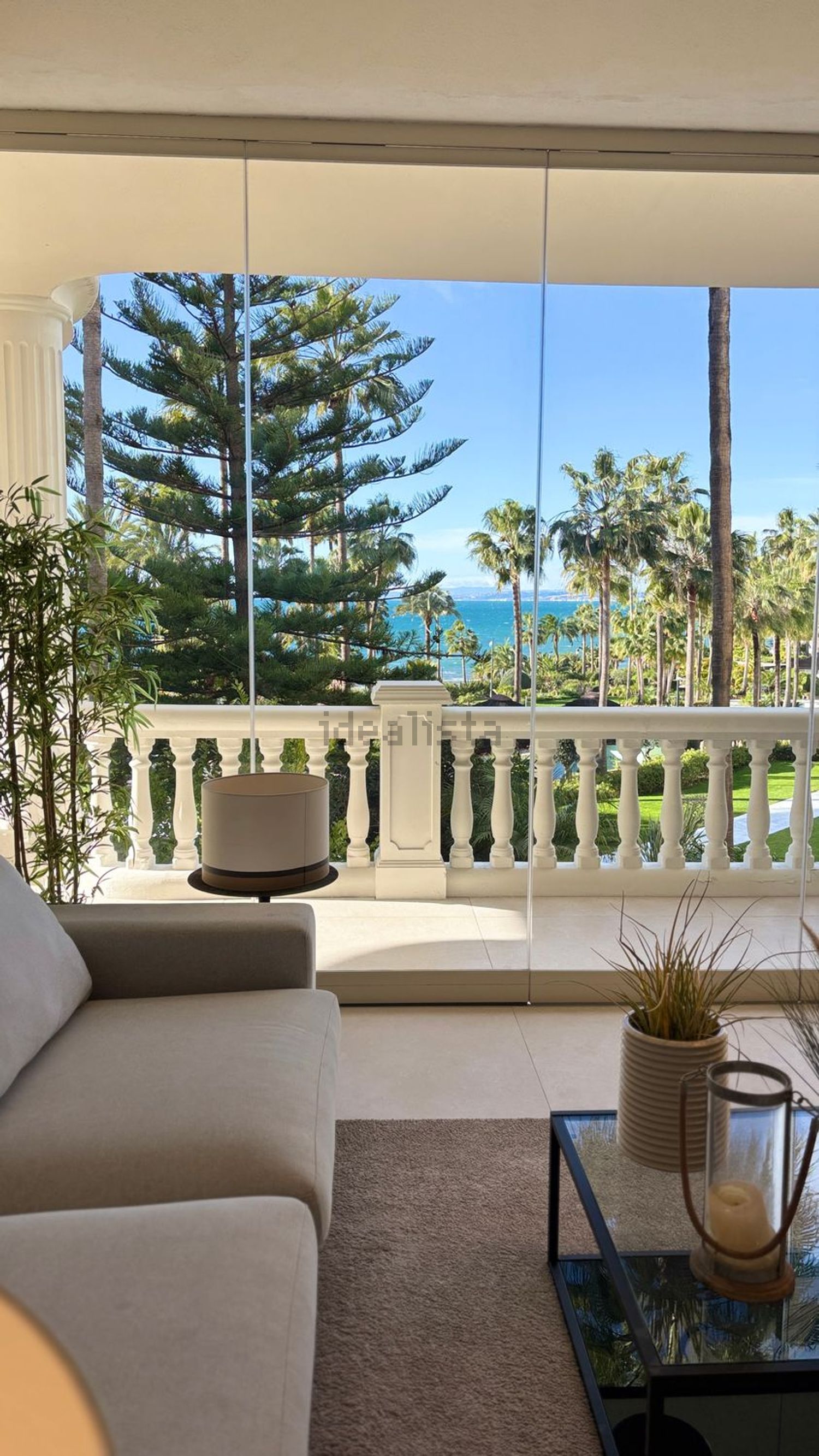 Beachfront flat in Estepona — Living room