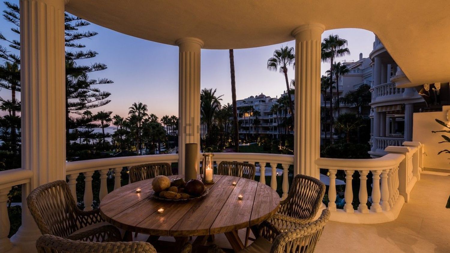 Beachfront flat in Estepona — Sea terrace