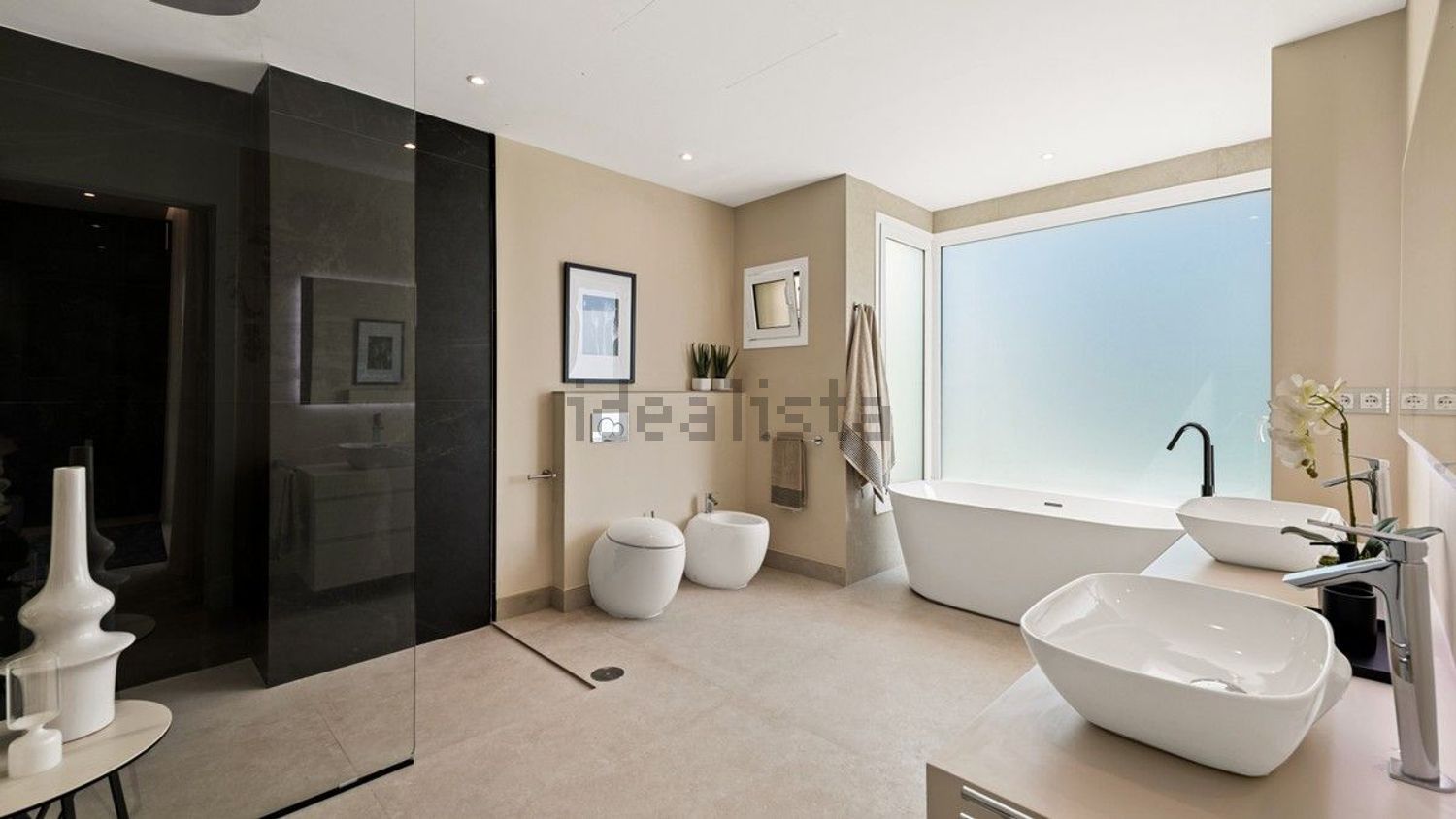 Beachfront flat in Estepona — Bathroom