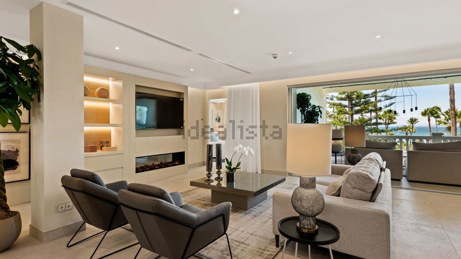 Beachfront flat in Estepona — Living room