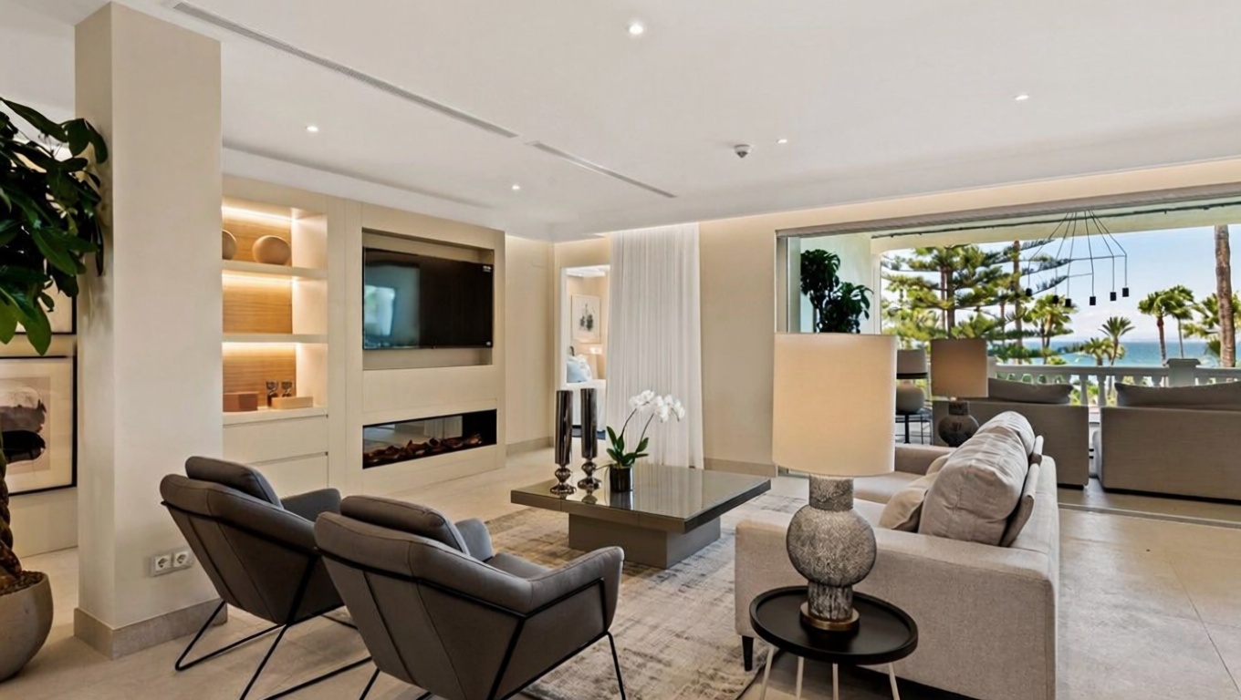 Apartamento em primeira linha de praia em Estepona — Sala