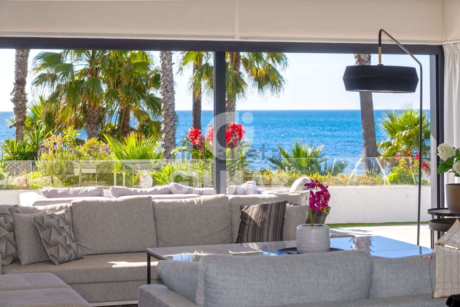 Chalet avec accès direct à la plage à Estepona — Séjour