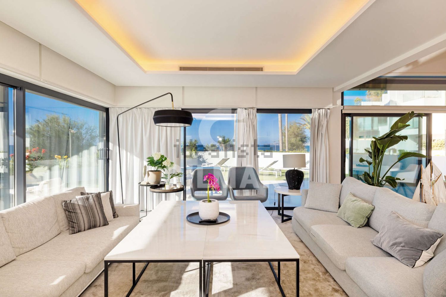 Chalet avec accès direct à la plage à Estepona — Séjour