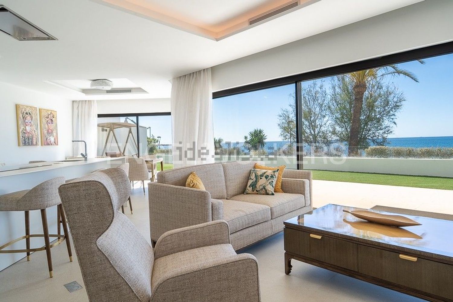 Chalet avec accès direct à la plage à Estepona — Séjour