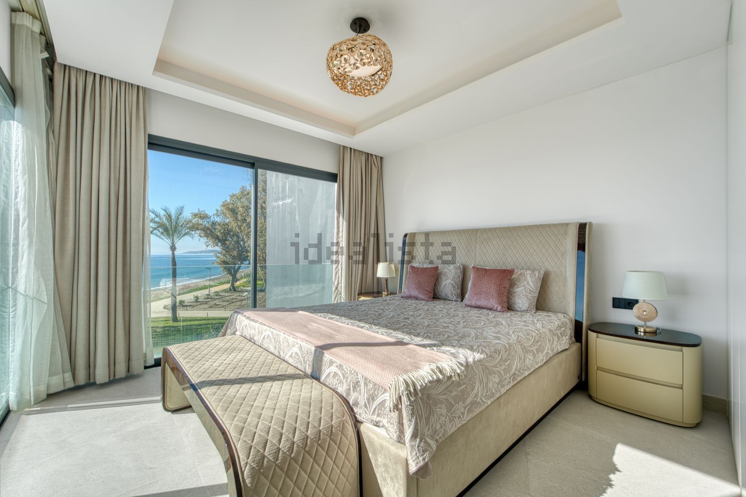 Chalet with direct beach access in Estepona — Bedroom