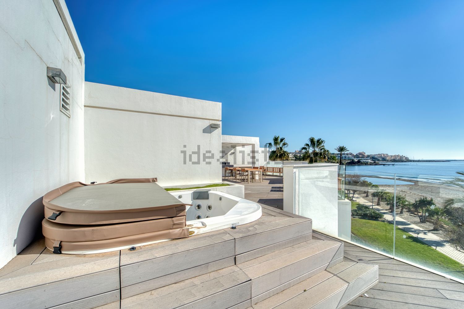 Chalet with direct beach access in Estepona — Sea terrace