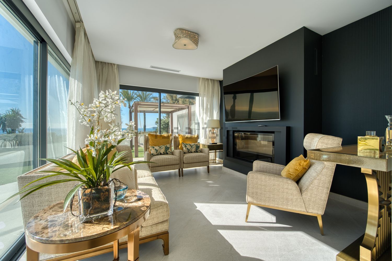 Chalet with direct beach access in Estepona — Living room