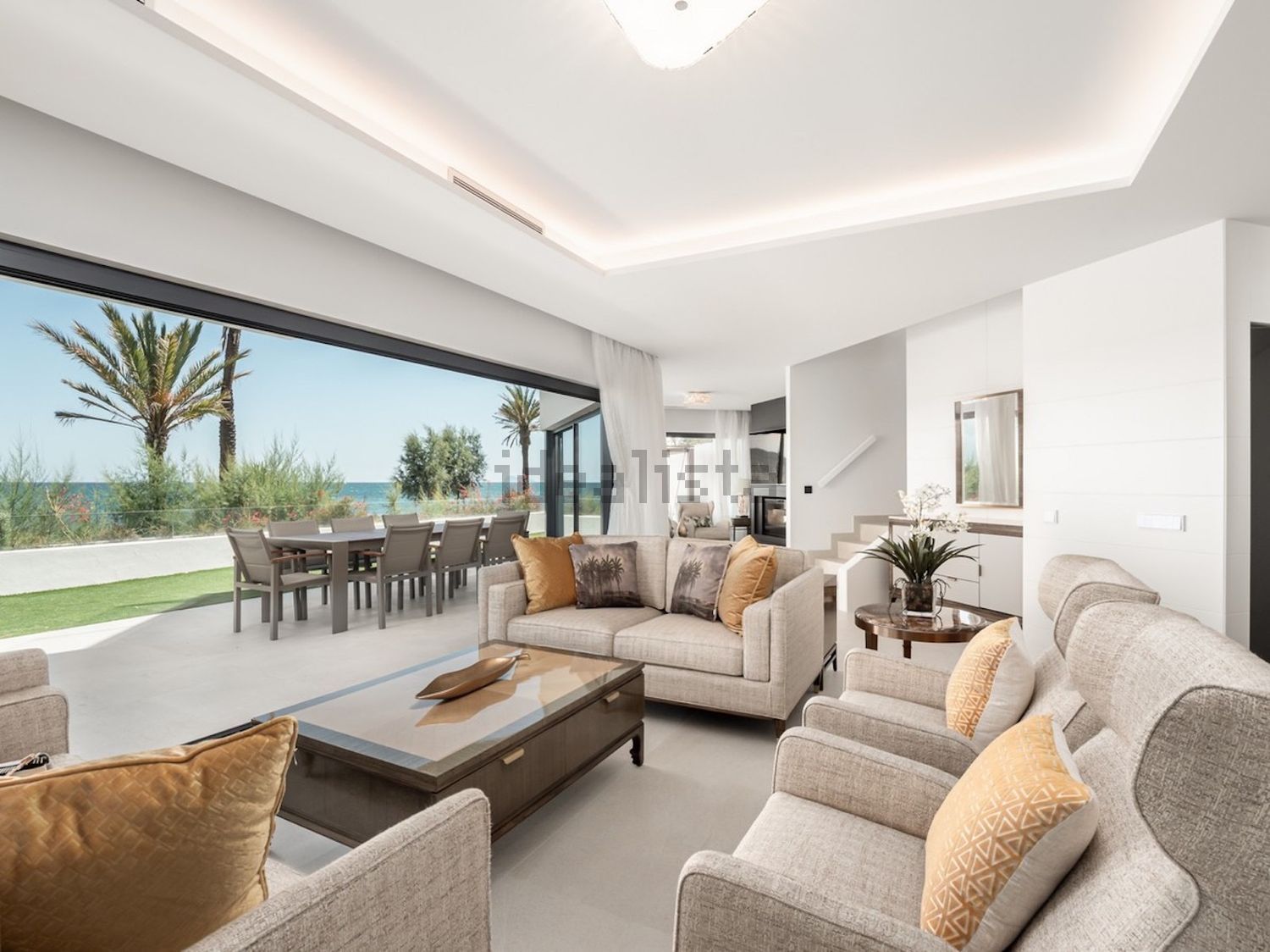 Chalet with direct beach access in Estepona — Living room