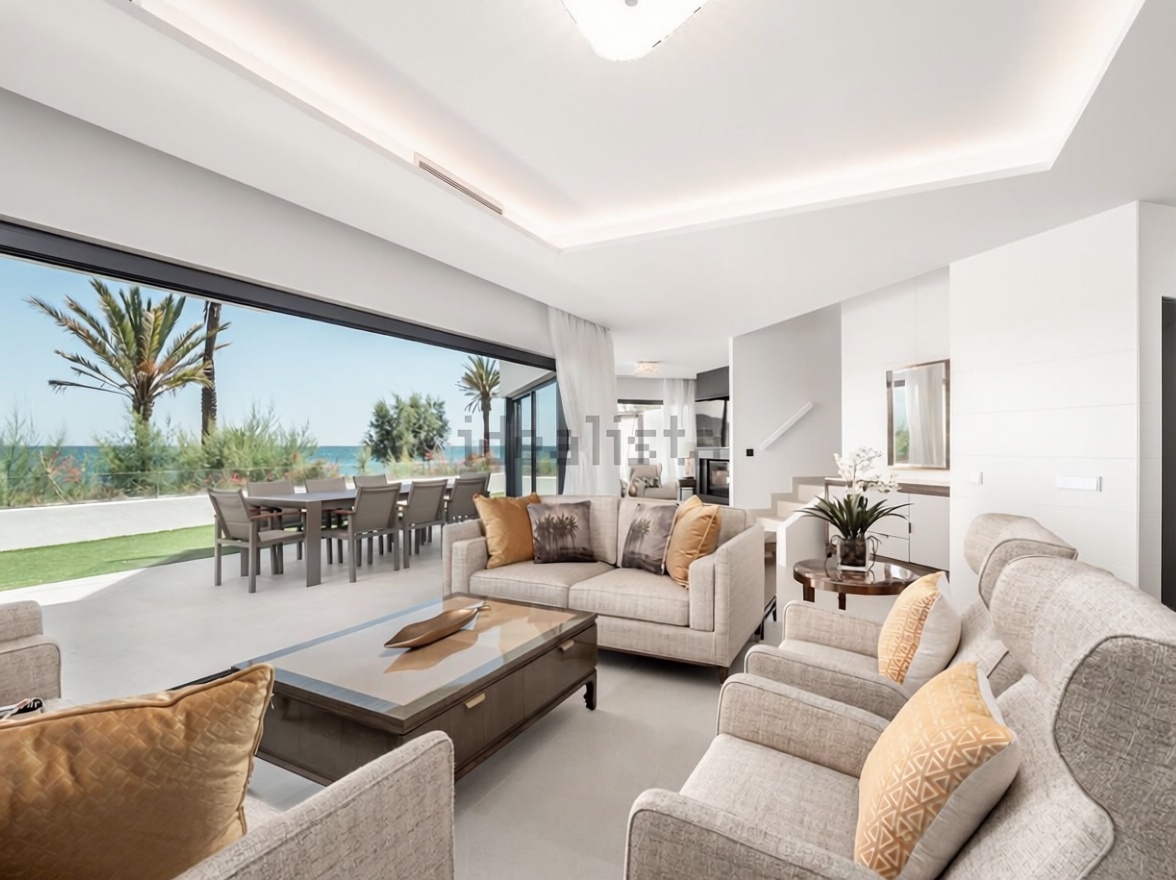 Chalet con acceso directo a playa en Estepona — Salón