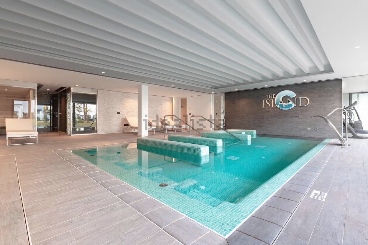 Chalet con acceso directo a playa en Estepona — Piscina