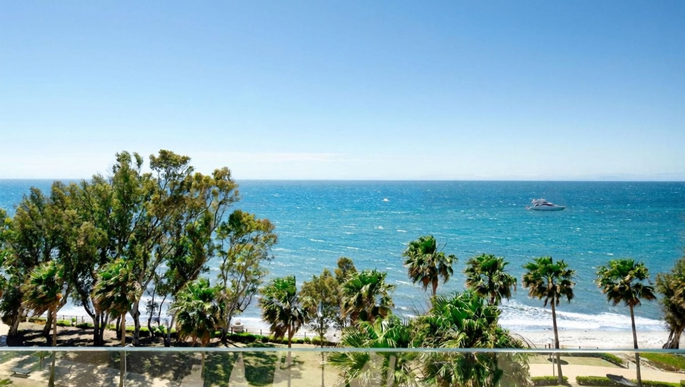 Duplex en première ligne de plage à Estepona — Vue mer