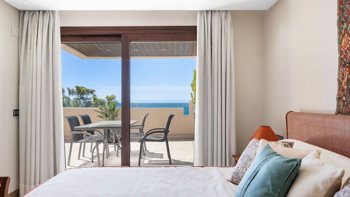 Duplex en première ligne de plage à Estepona — Chambre