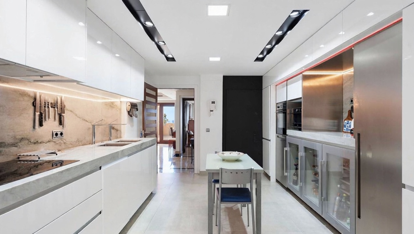 Duplex en première ligne de plage à Estepona — Cuisine