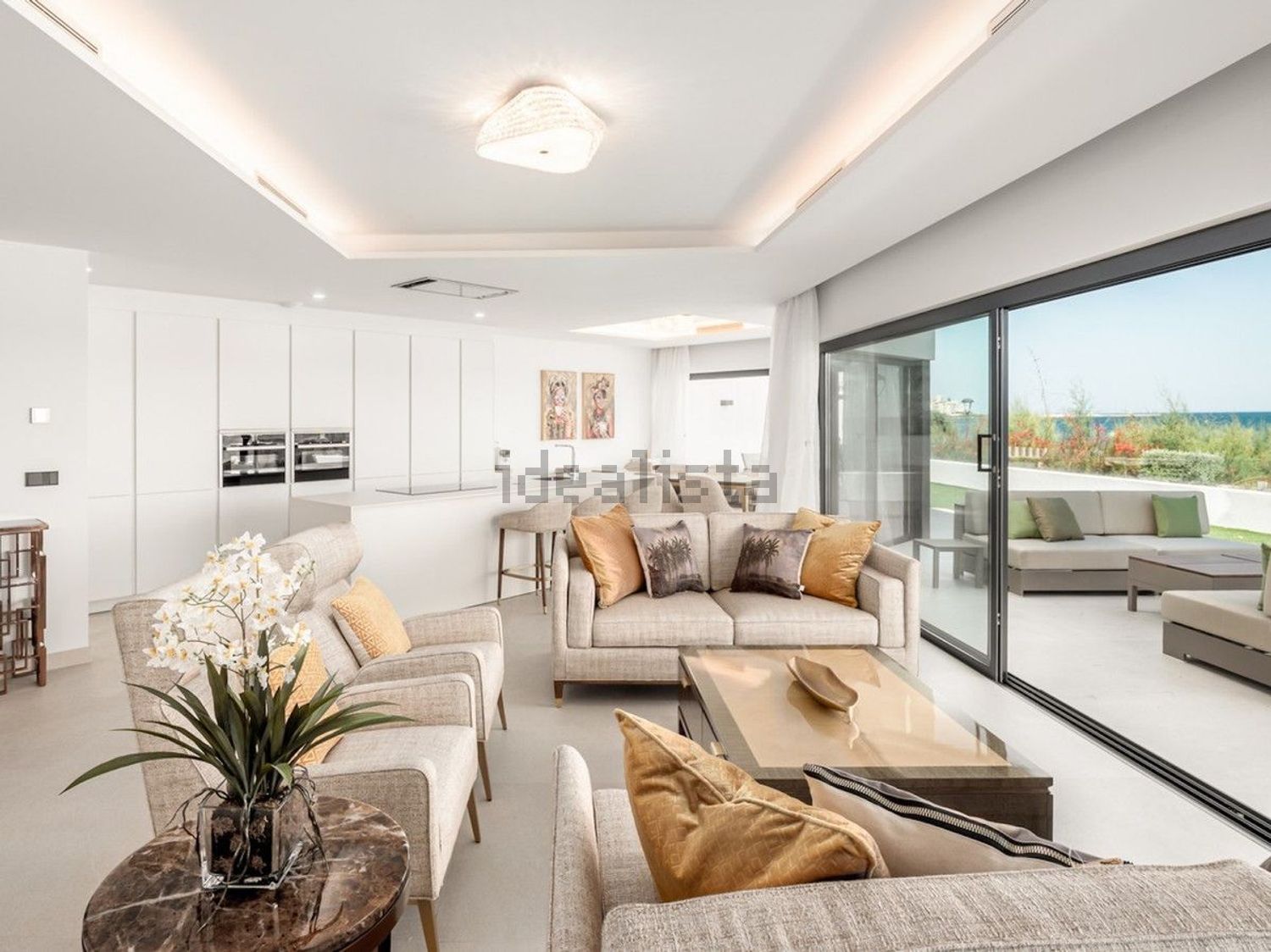 Chalet with direct beach access in Estepona — Living room