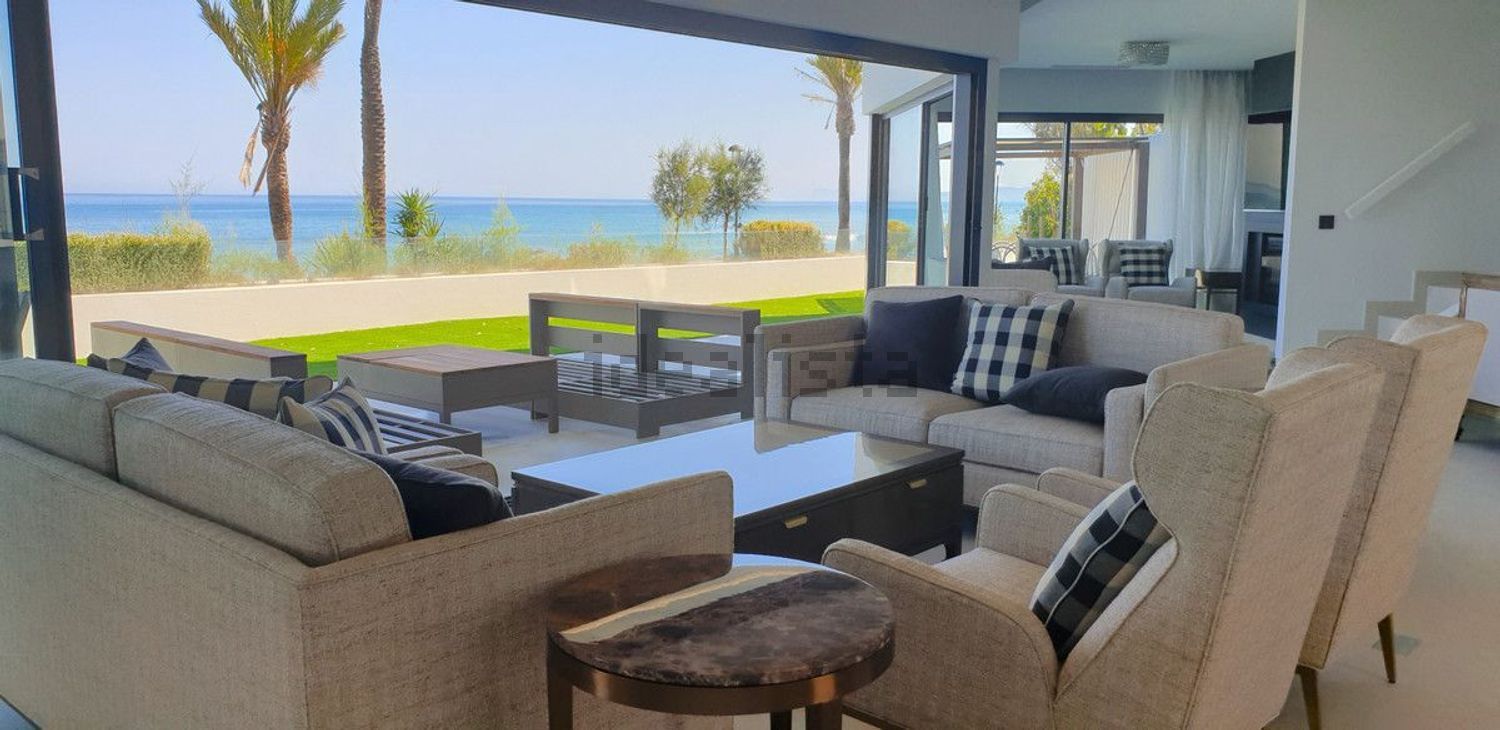 Chalet with direct beach access in Estepona — Living room