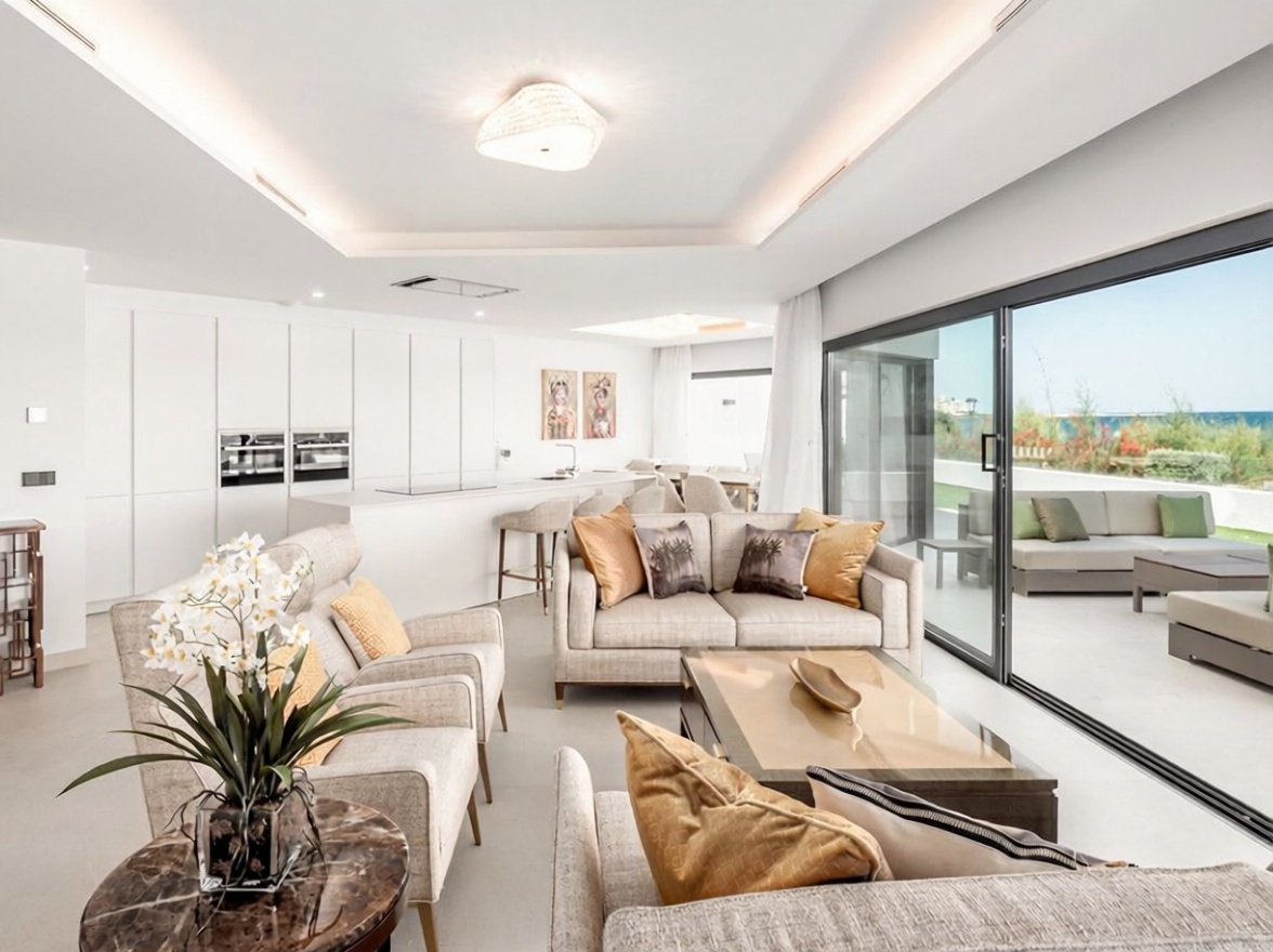 Chalet mit direkter Strandzugang in Estepona — Wohnzimmer
