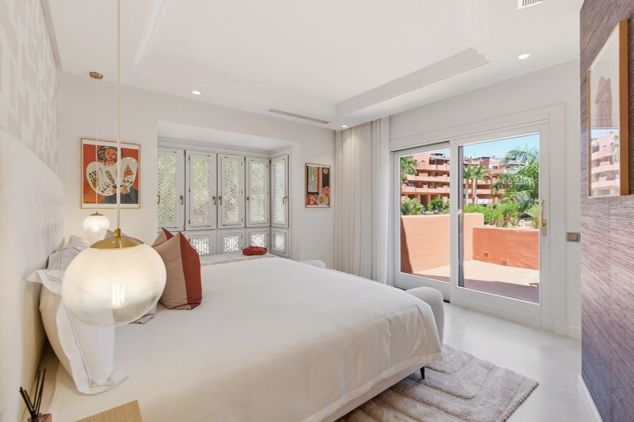Duplex en première ligne de plage à Estepona — Chambre