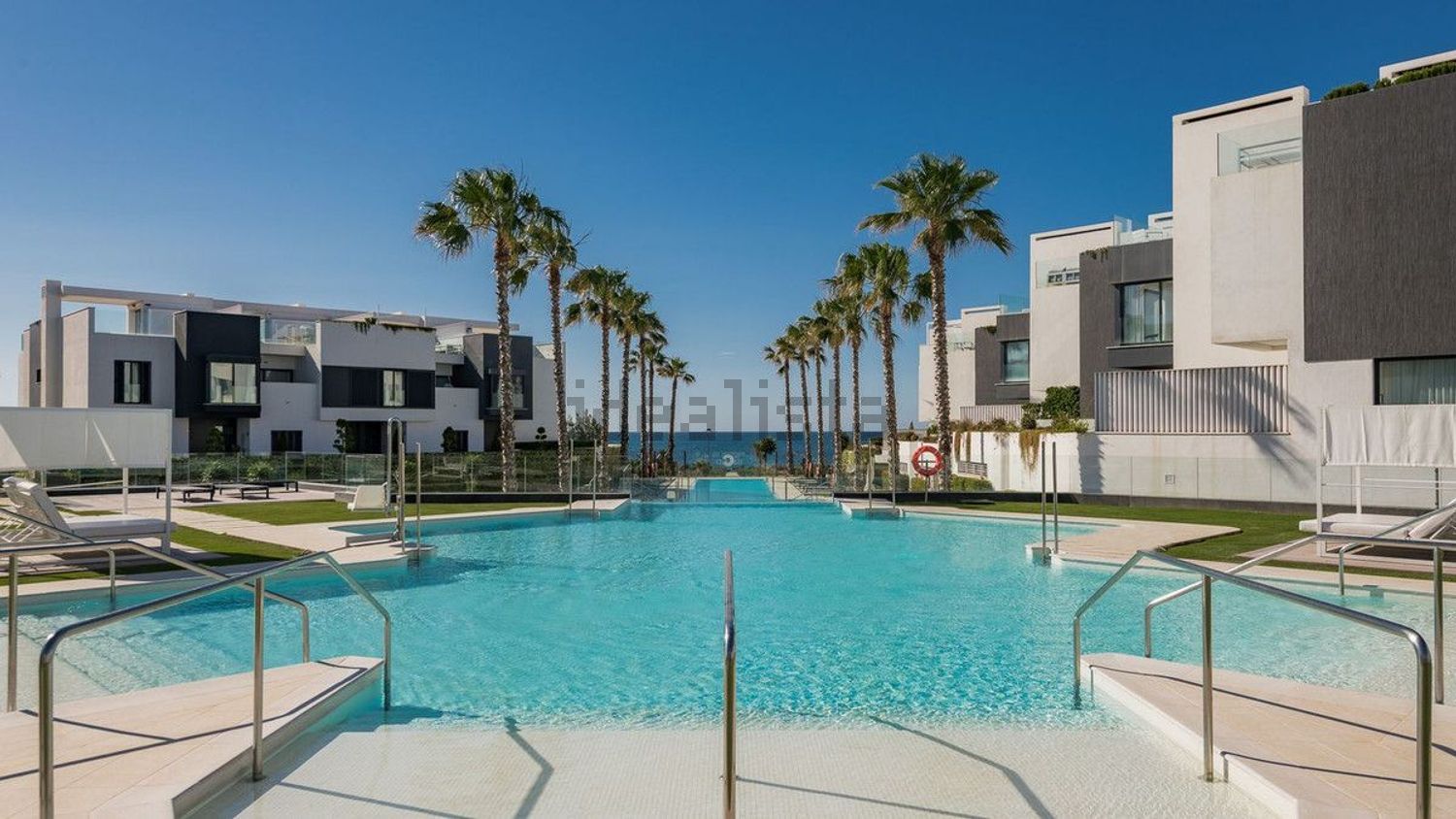 Chalet with direct beach access in Estepona — Pool