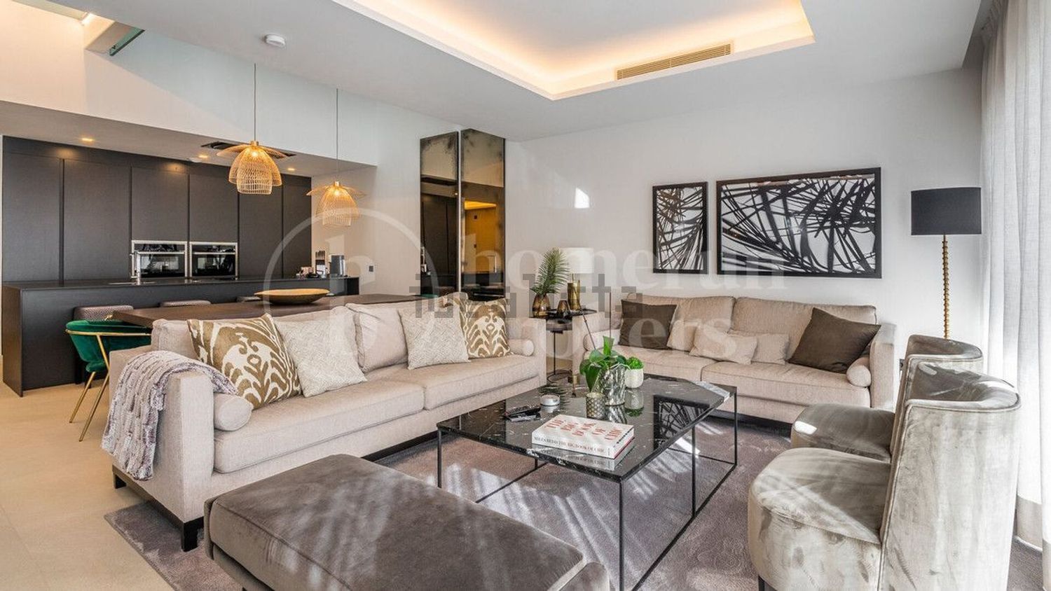 Chalet with direct beach access in Estepona — Living room