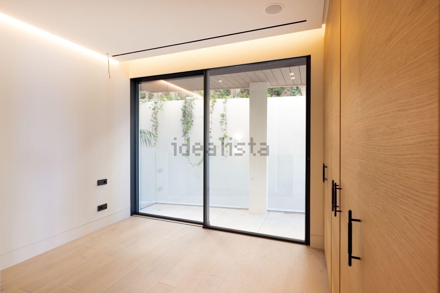 Beachfront flat in Estepona — Bedroom