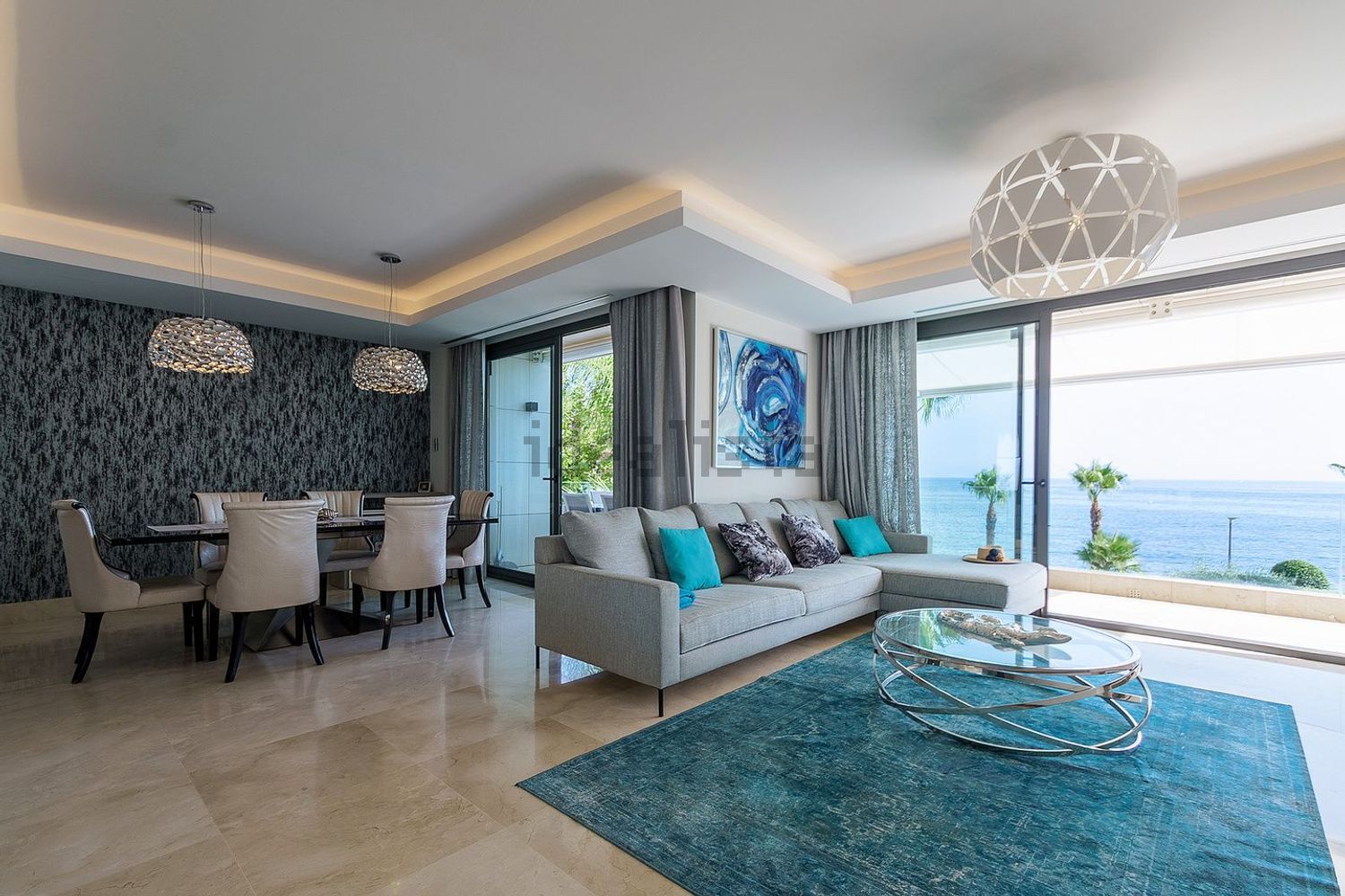 Beachfront duplex in Estepona — Living room