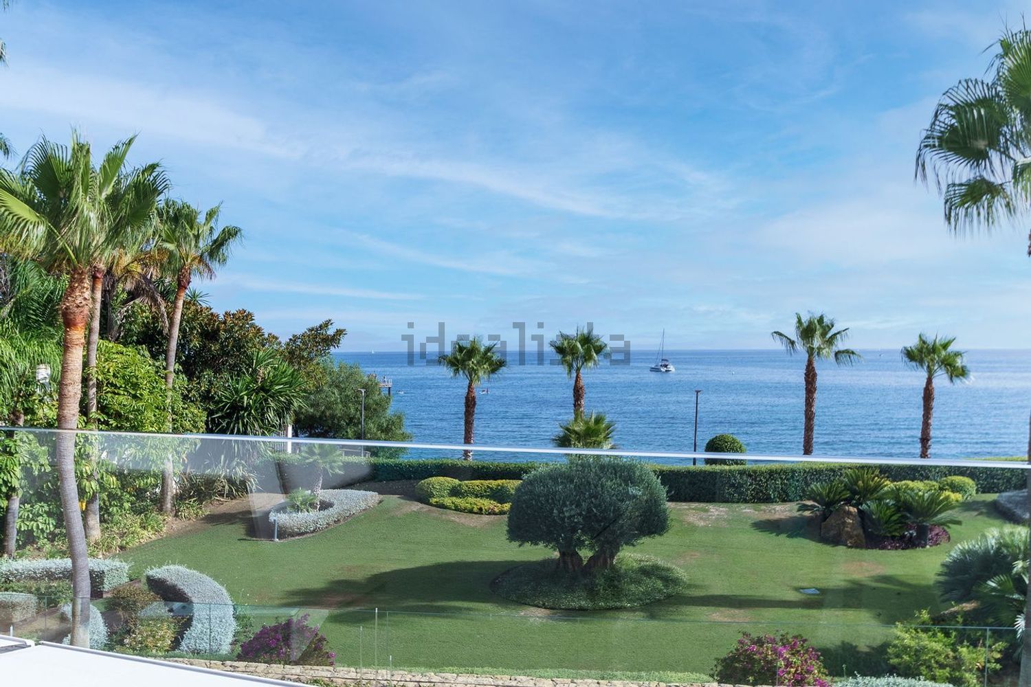 Beachfront duplex in Estepona — Sea view
