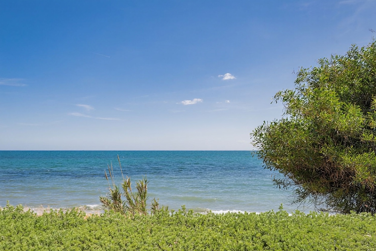 Piso en primera línea de playa en Estepona — Vista mar