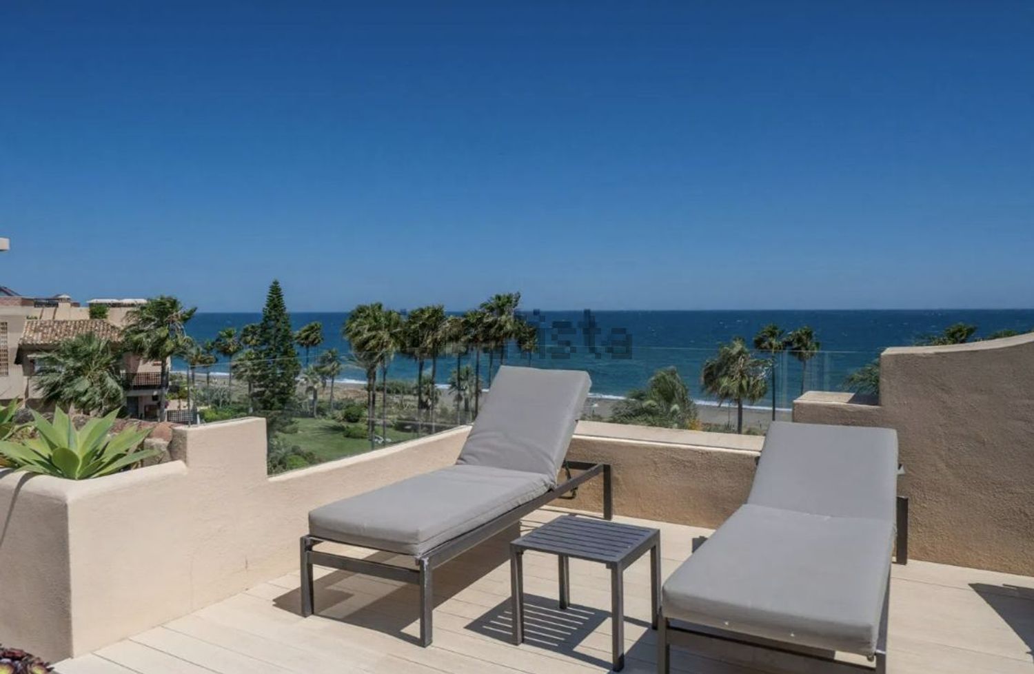 Appartement en attique en première ligne de mer à Estepona