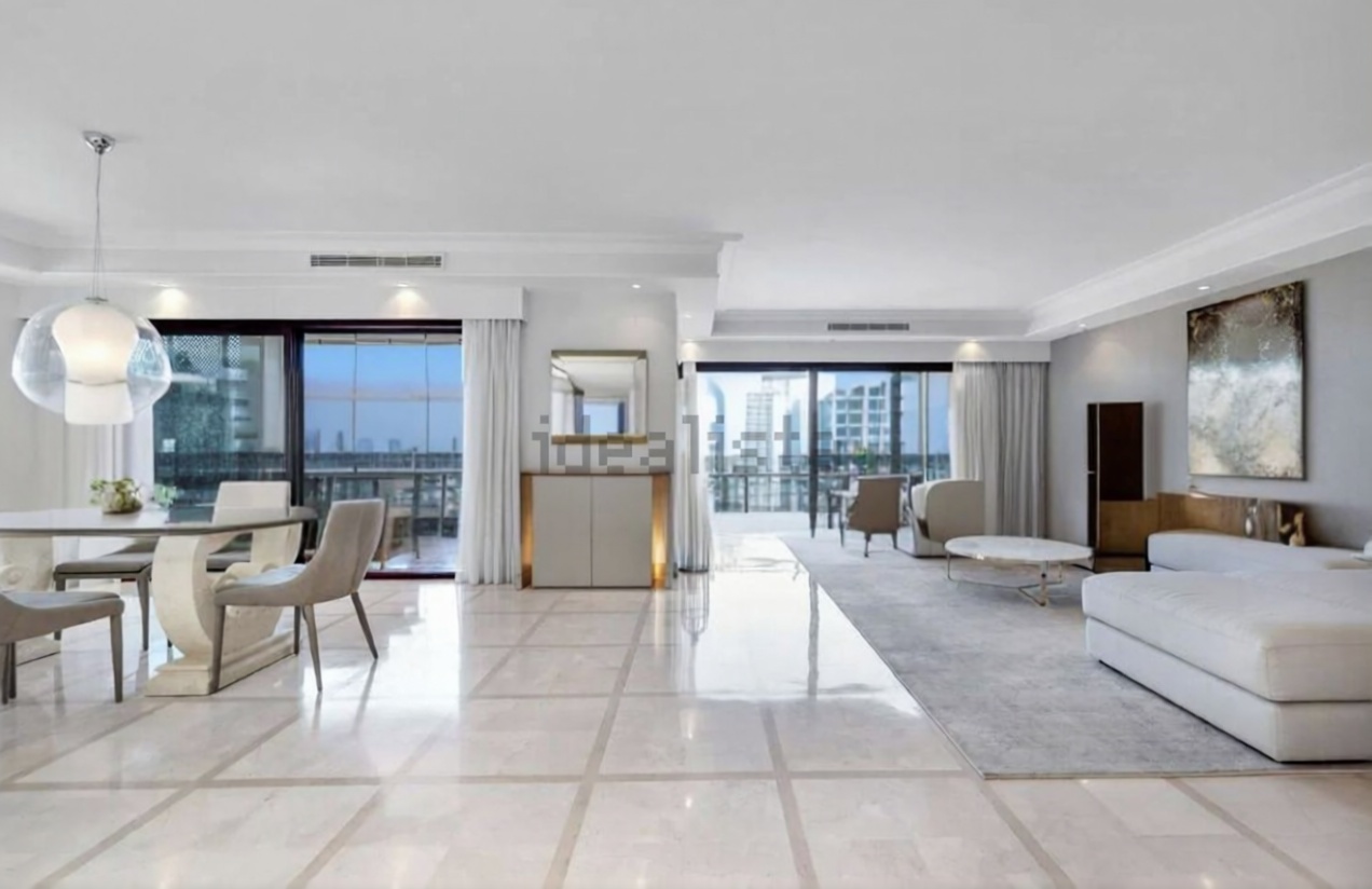 Ático em primeira linha de mar em Estepona — Sala