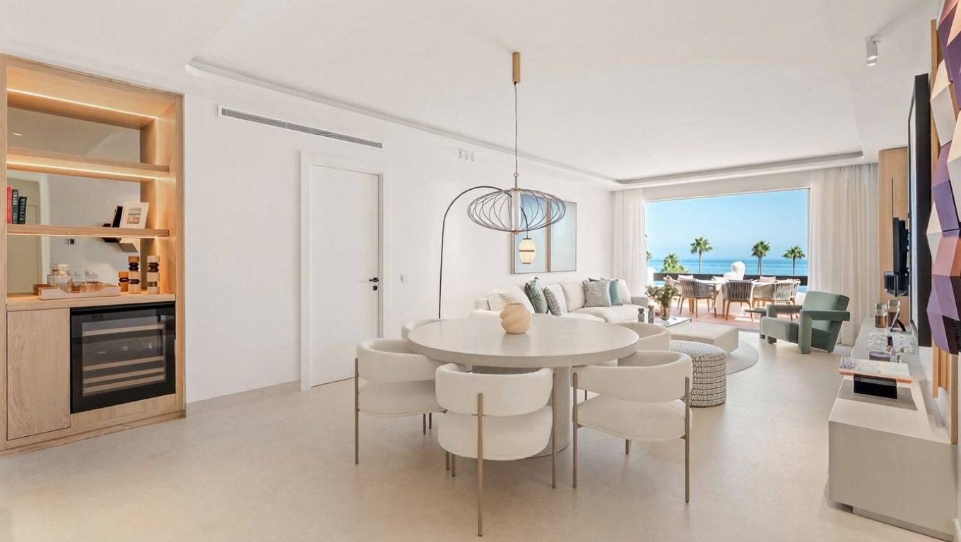Ático en primera línea de mar en Estepona — Salón