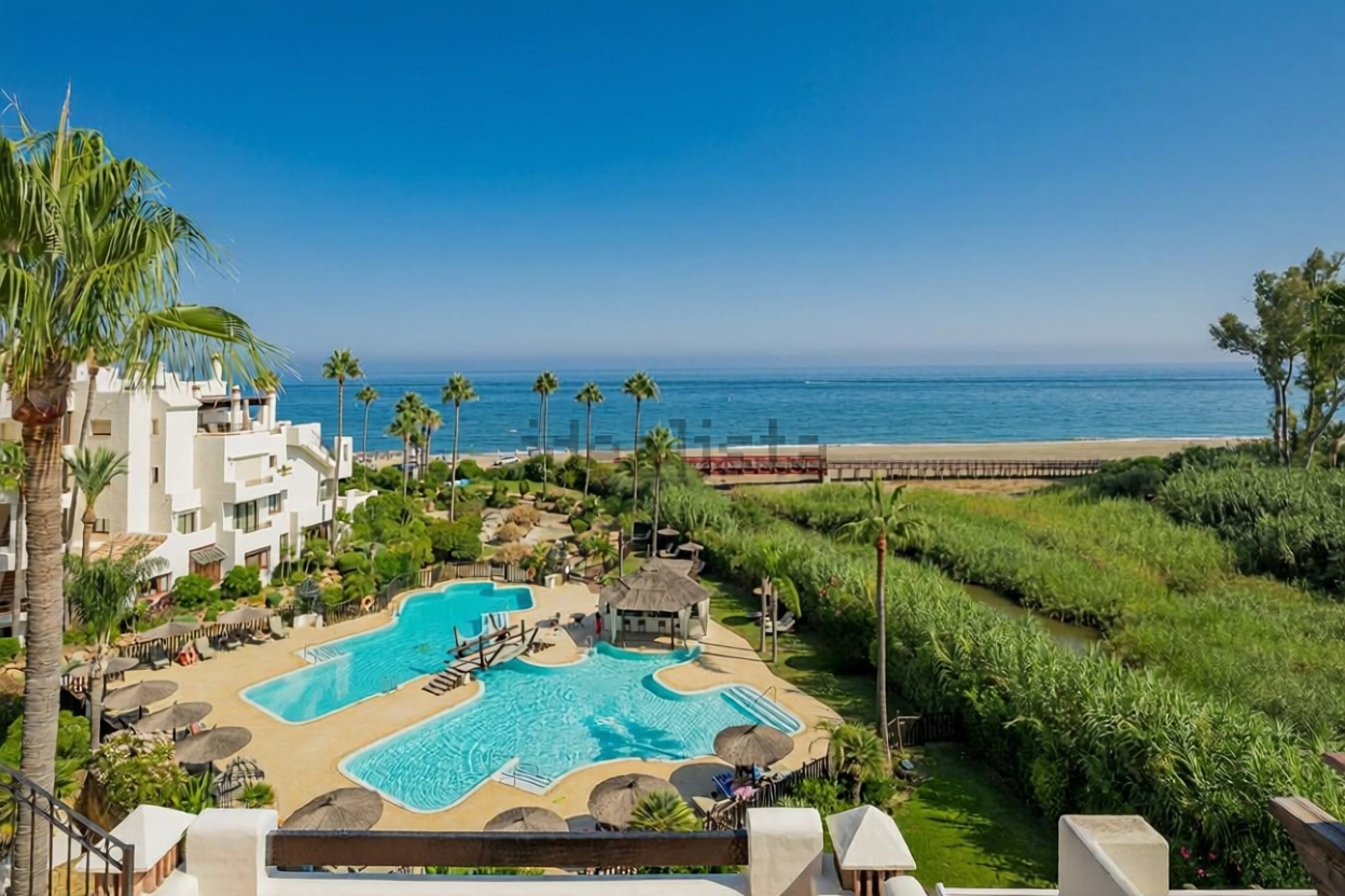 Ático en primera línea de mar en Estepona — Vista mar
