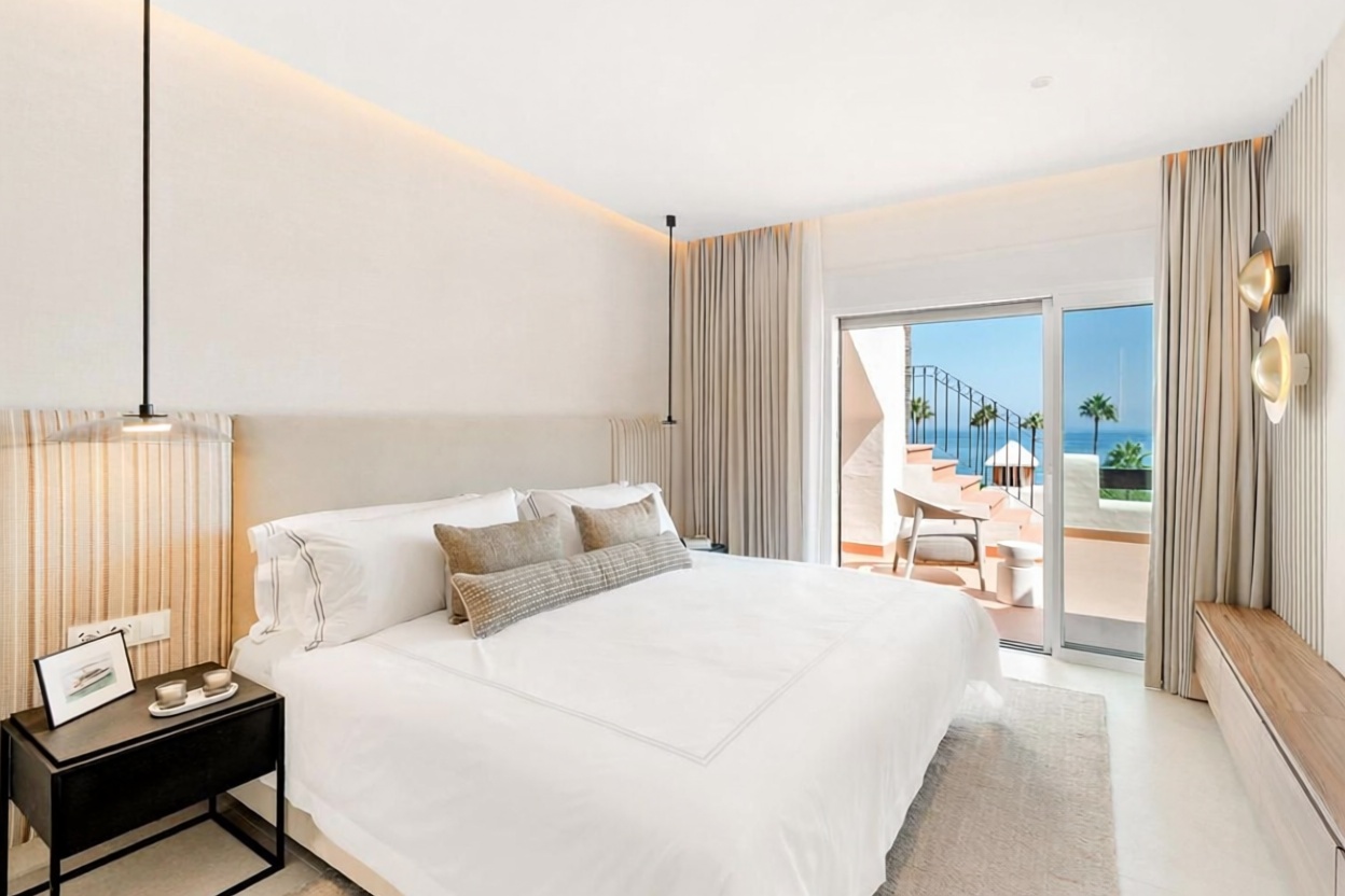 Ático en primera línea de mar en Estepona — Dormitorio
