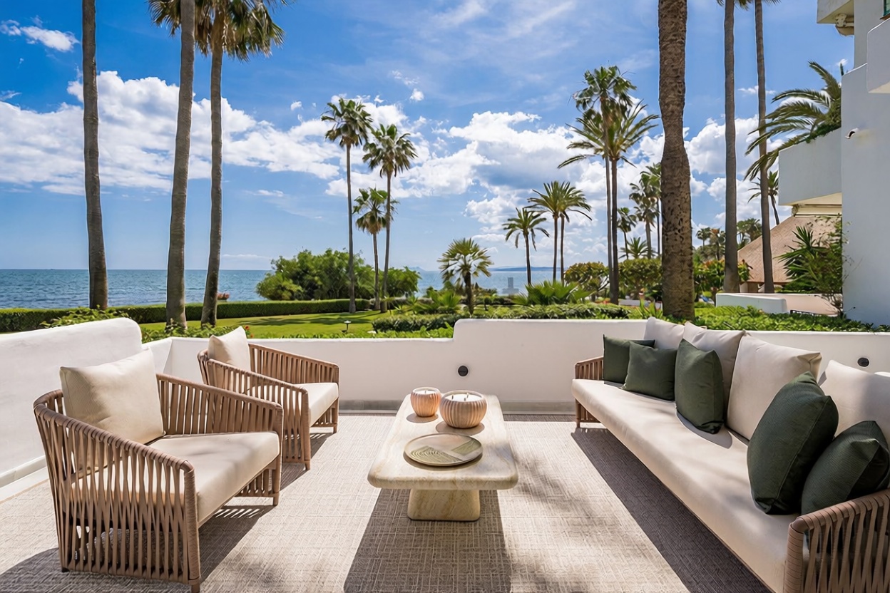 Beachfront flat in Estepona — Sea terrace