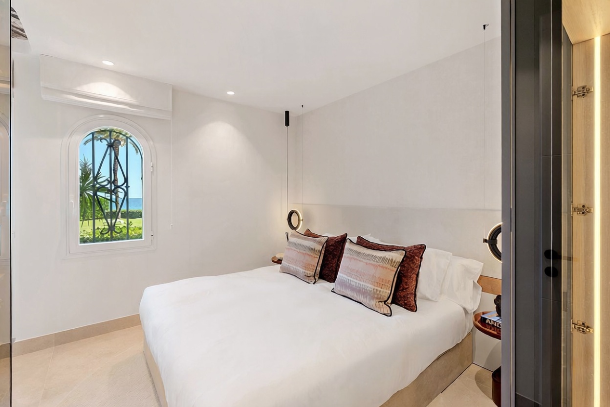 Beachfront flat in Estepona — Bedroom