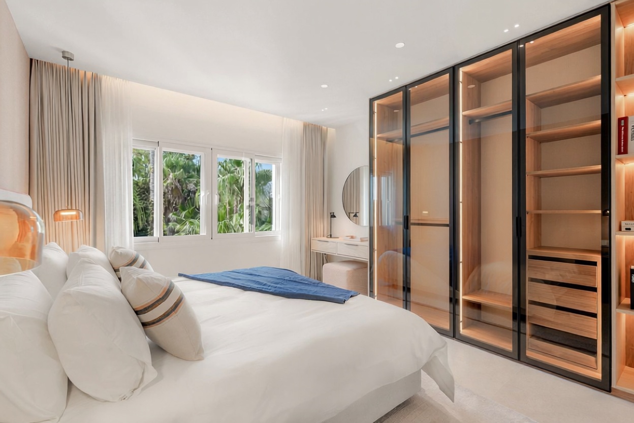 Ático en primera línea de mar en Estepona — Dormitorio