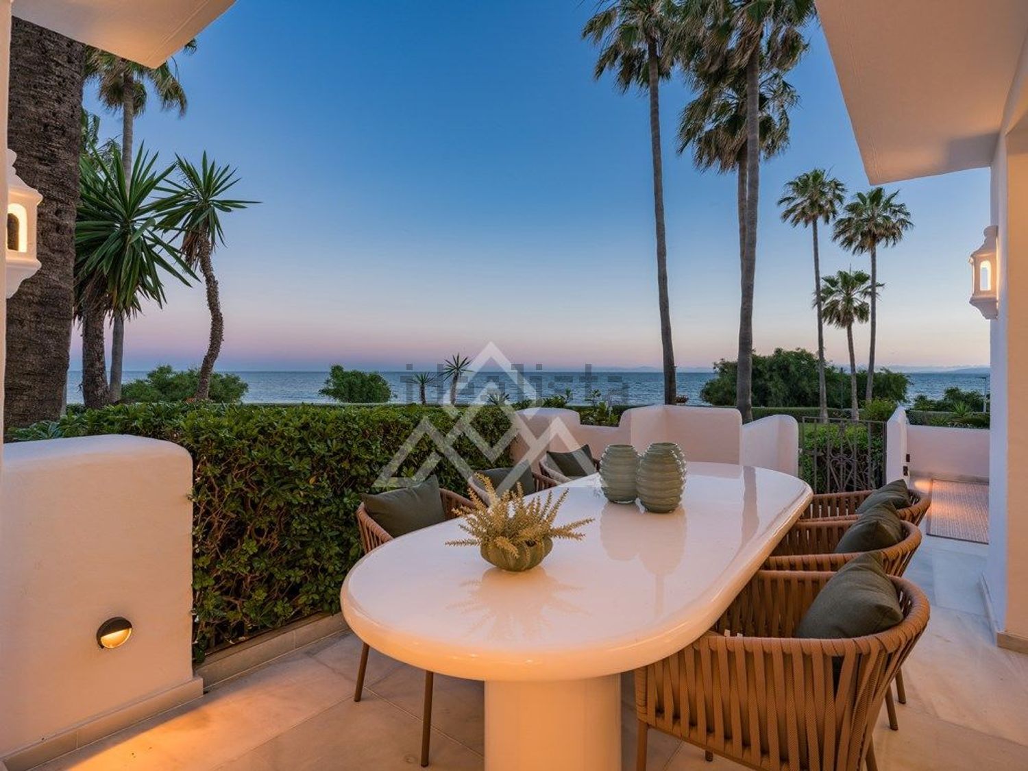 Beachfront flat in Estepona — Sea terrace