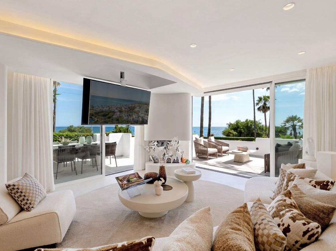 Wohnung in erste Strandlinie in Estepona — Wohnzimmer