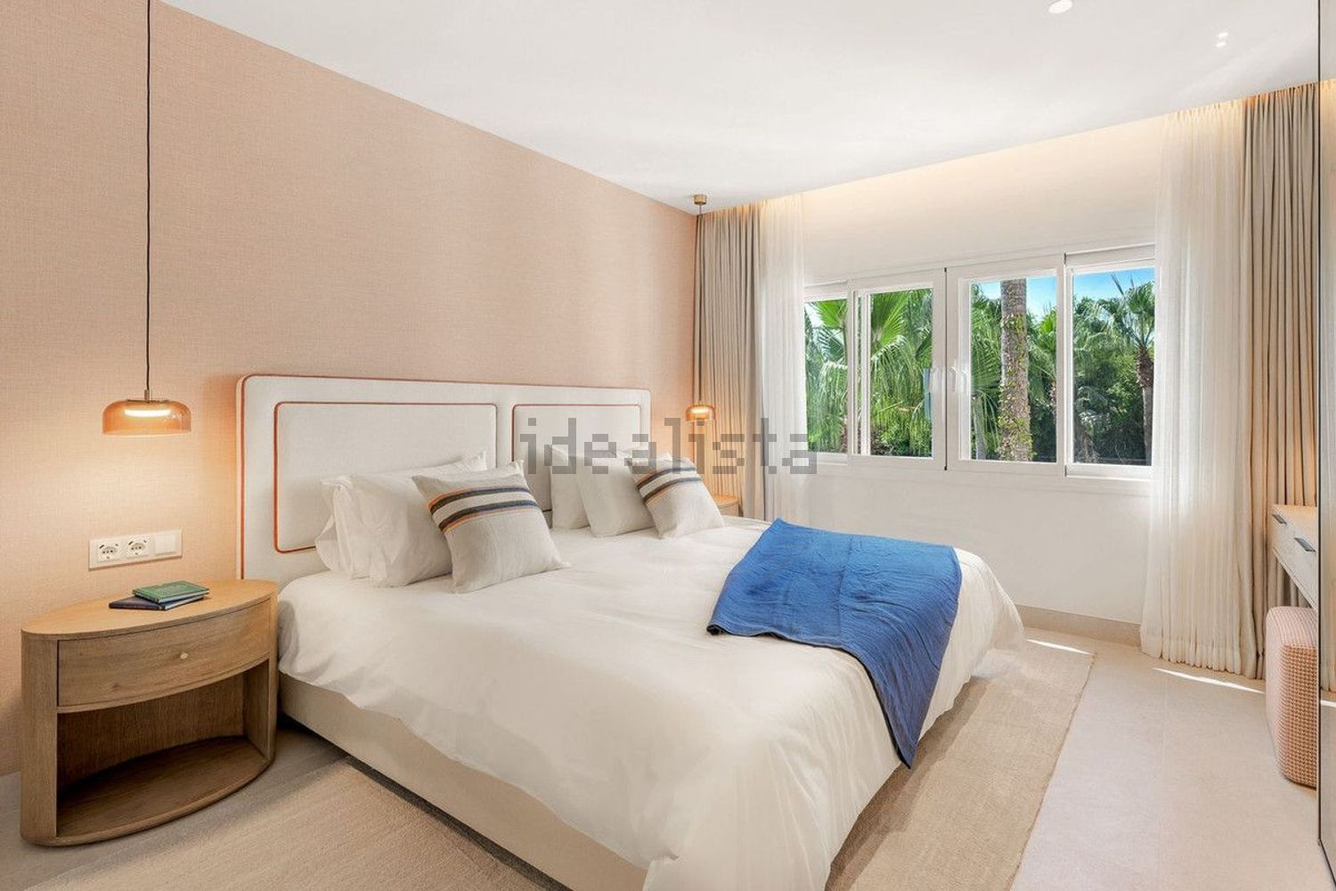 Seafront attic in Estepona — Bedroom