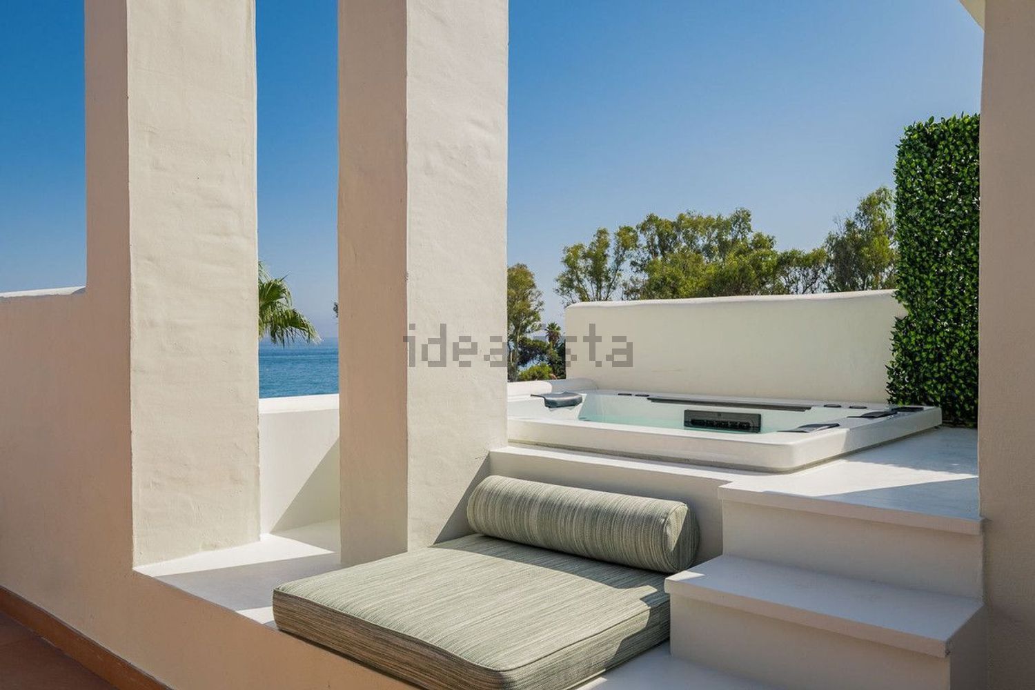 Seafront attic in Estepona — Sea view
