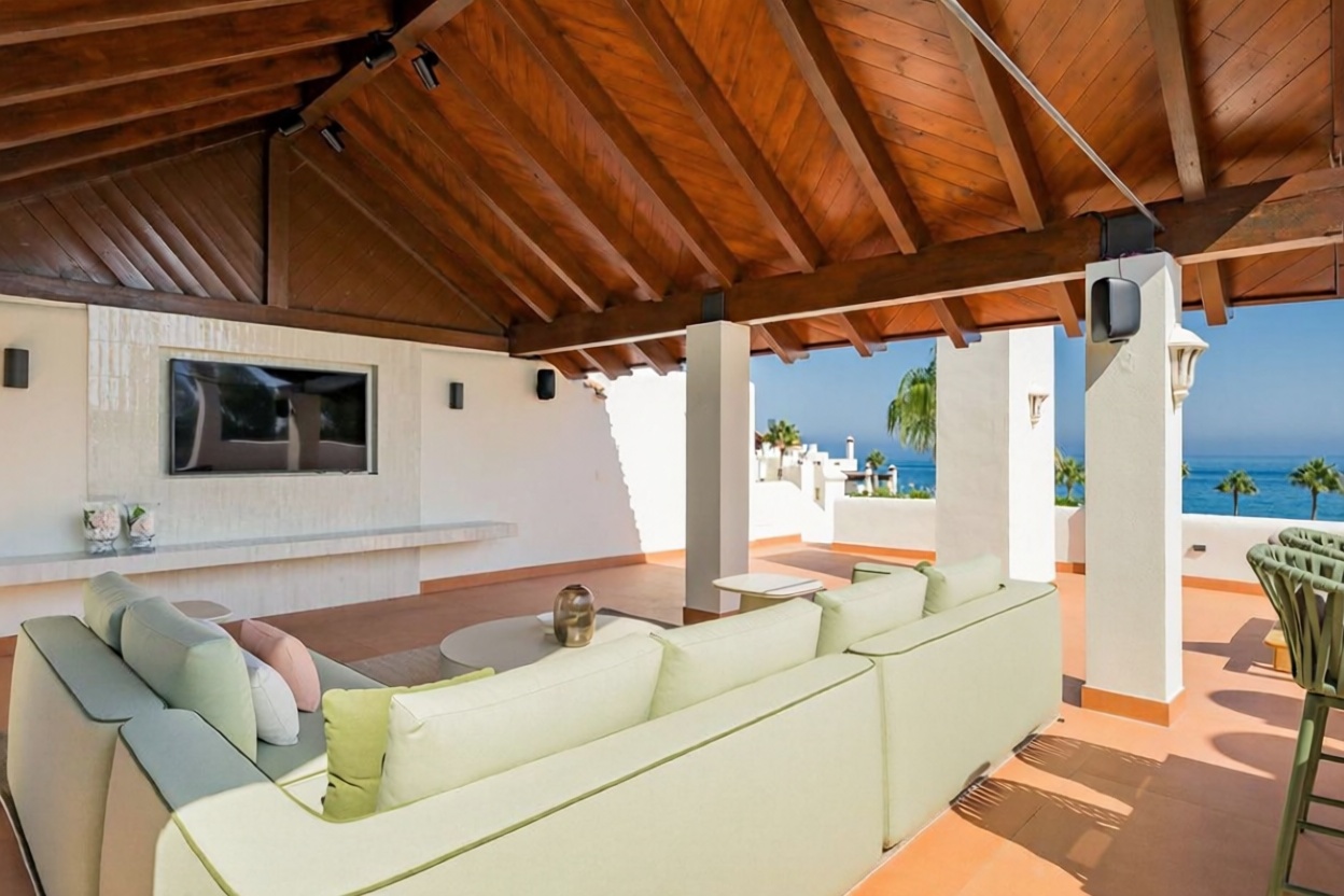 Appartement en attique en première ligne de mer à Estepona