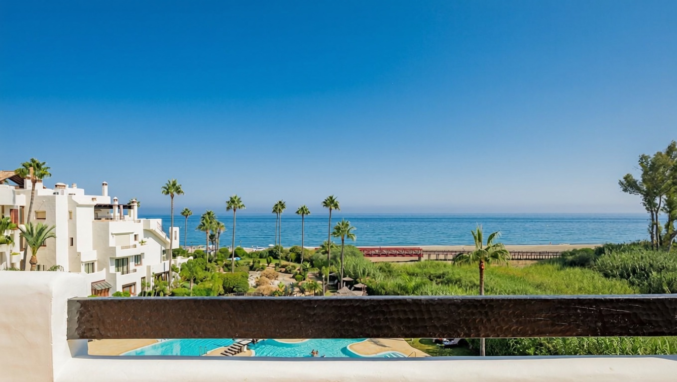 Appartement en attique en première ligne de mer à Estepona — Vue mer