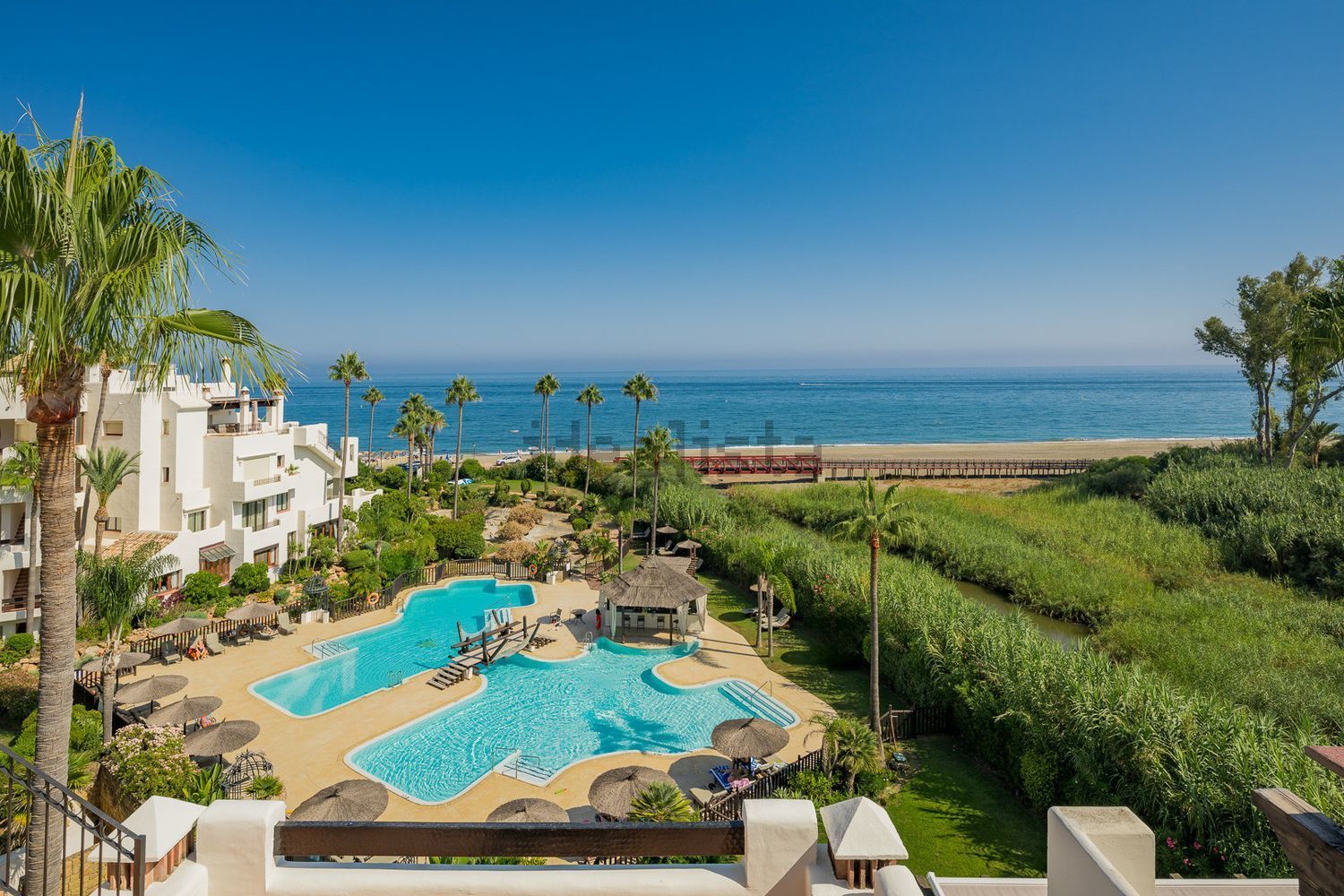 Appartement en attique en première ligne de mer à Estepona — Vue mer
