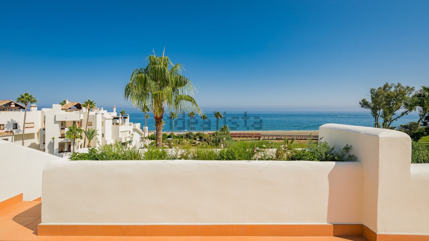 Ático en primera línea de mar en Estepona — Vista mar