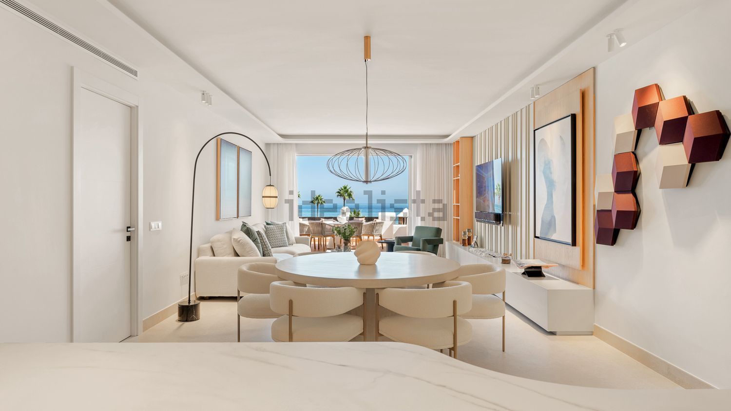 Appartement en attique en première ligne de mer à Estepona — Séjour