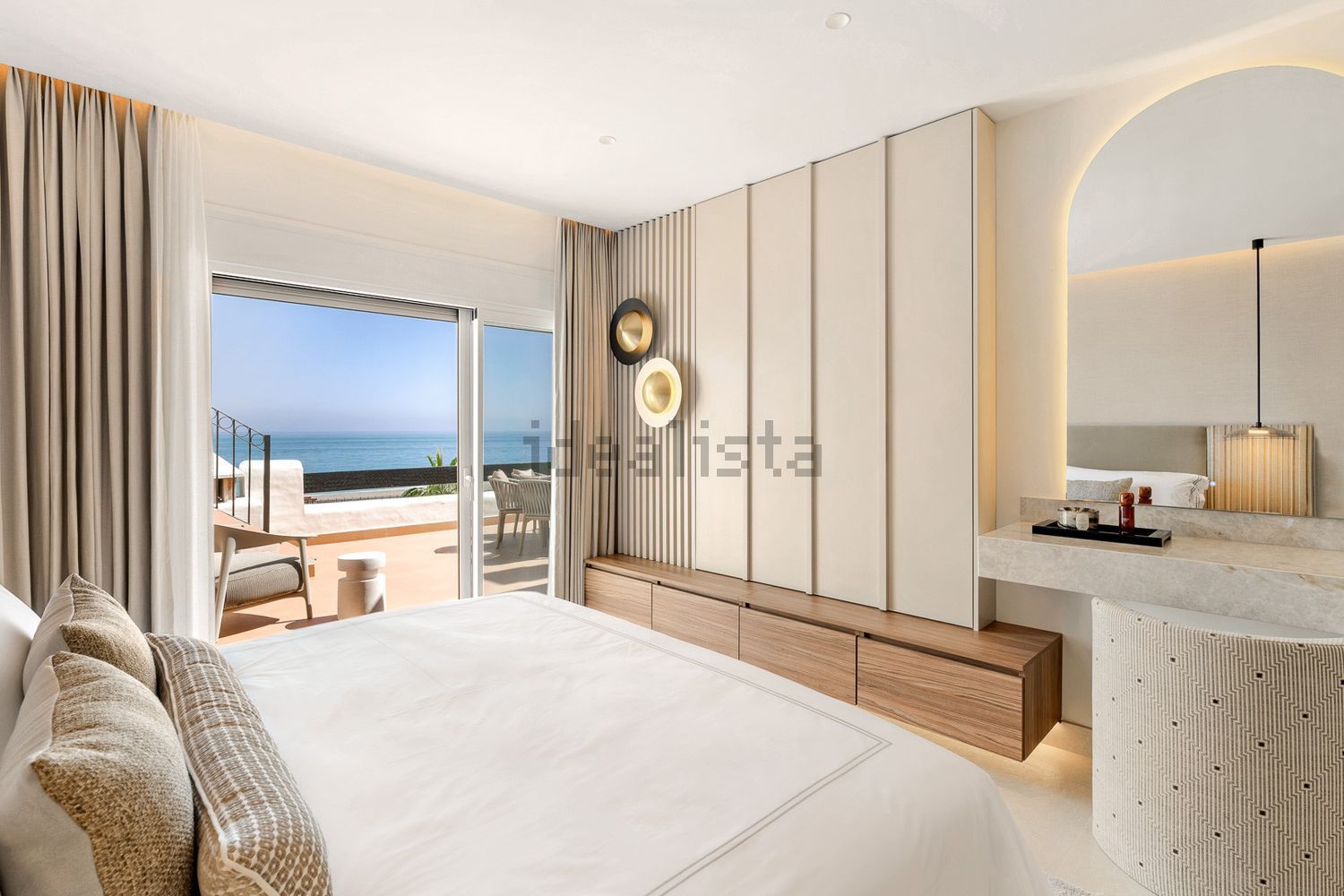 Appartement en attique en première ligne de mer à Estepona — Chambre