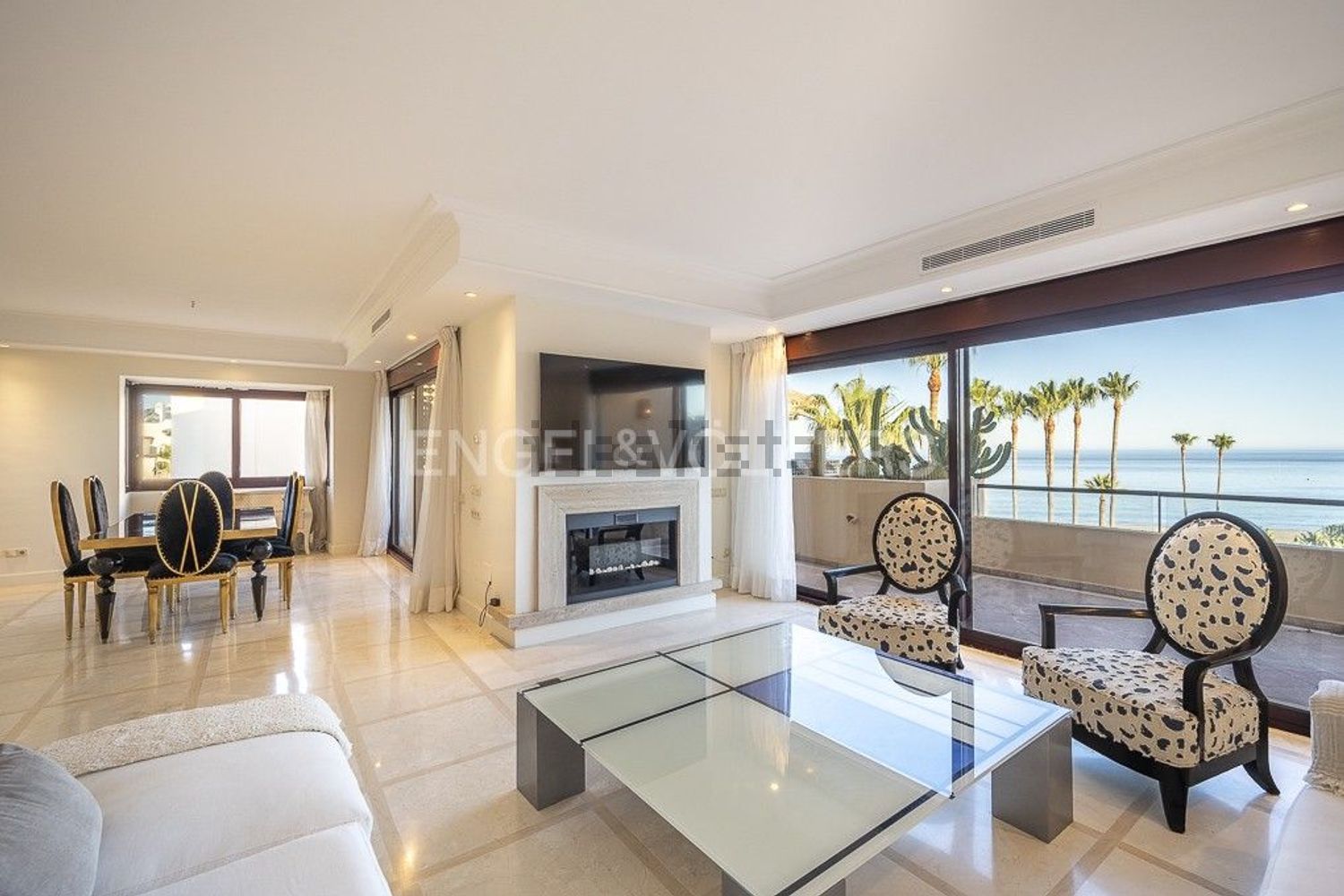 Seafront attic in Estepona — Living room