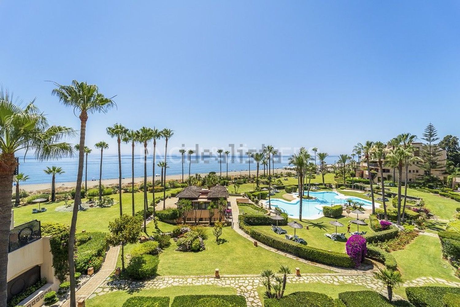 Seafront attic in Estepona — Sea view