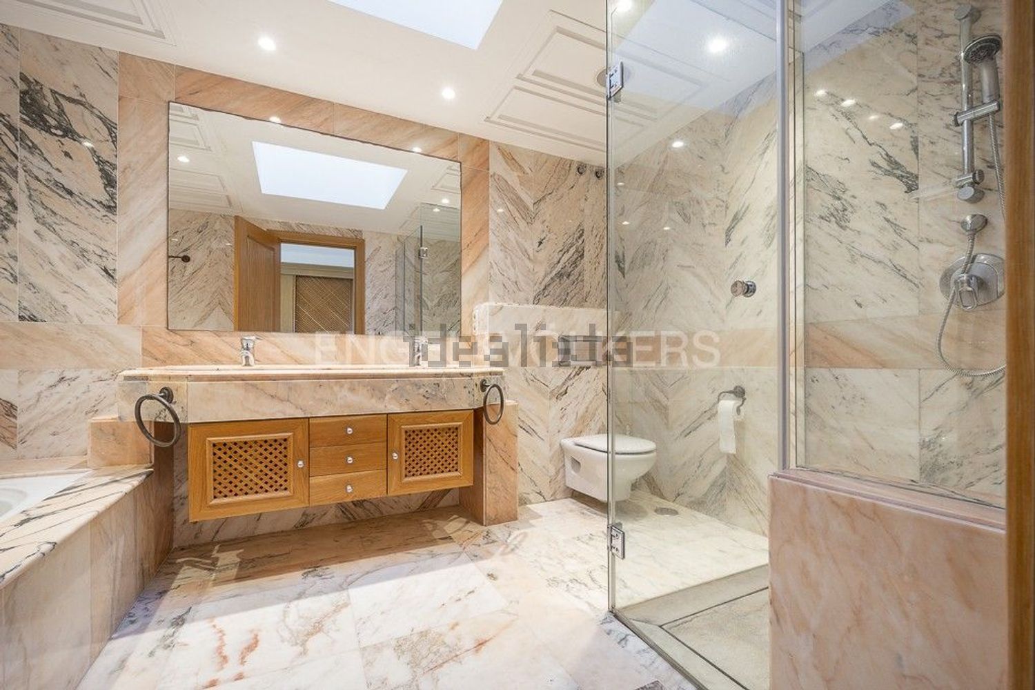 Seafront attic in Estepona — Bathroom
