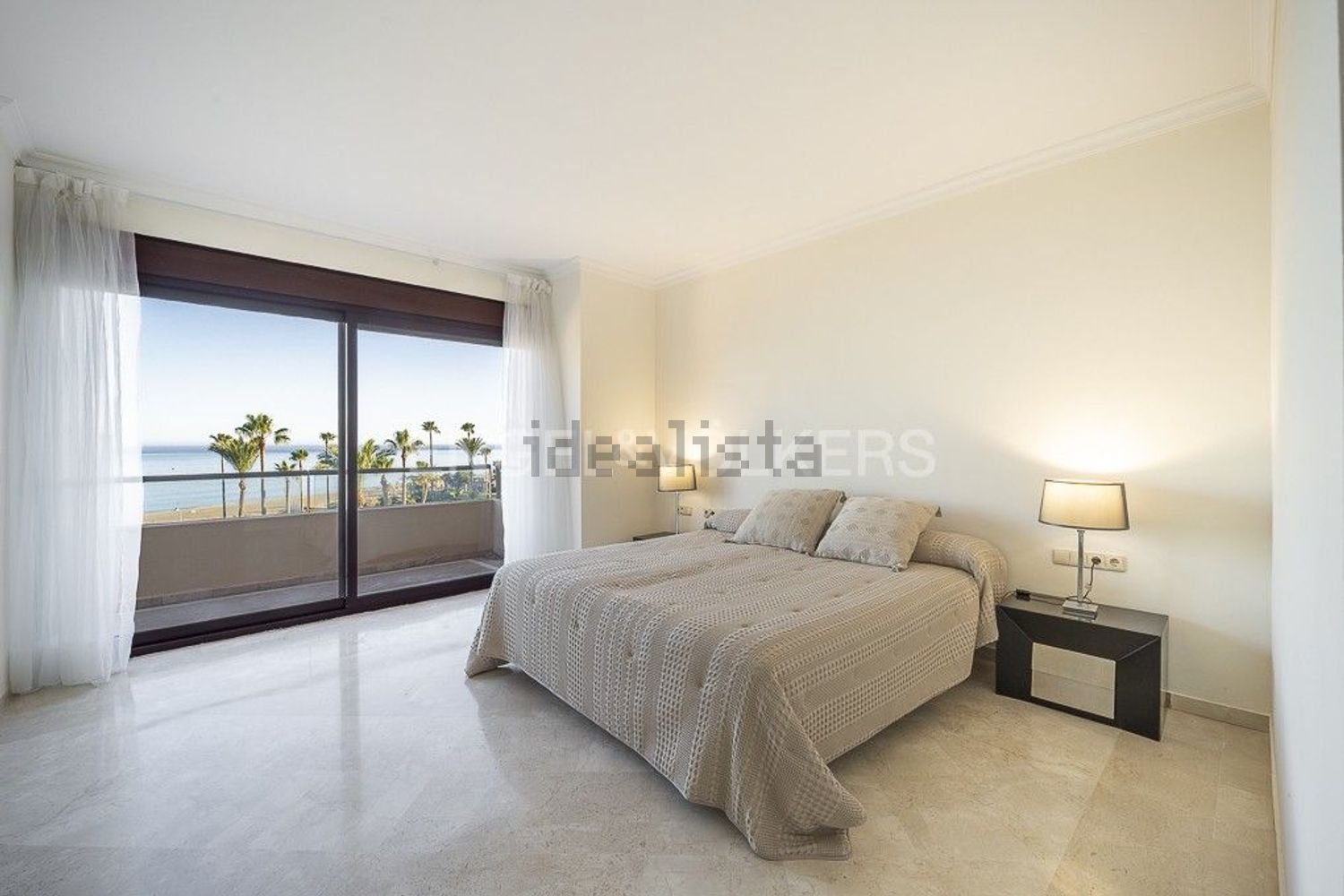 Seafront attic in Estepona — Bedroom